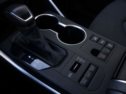 Used 2024 Toyota Highlander LE image 17