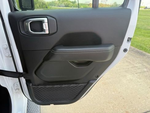 Used 2021 Jeep Wrangler Unlimited Sahara AWD/4WD image 14