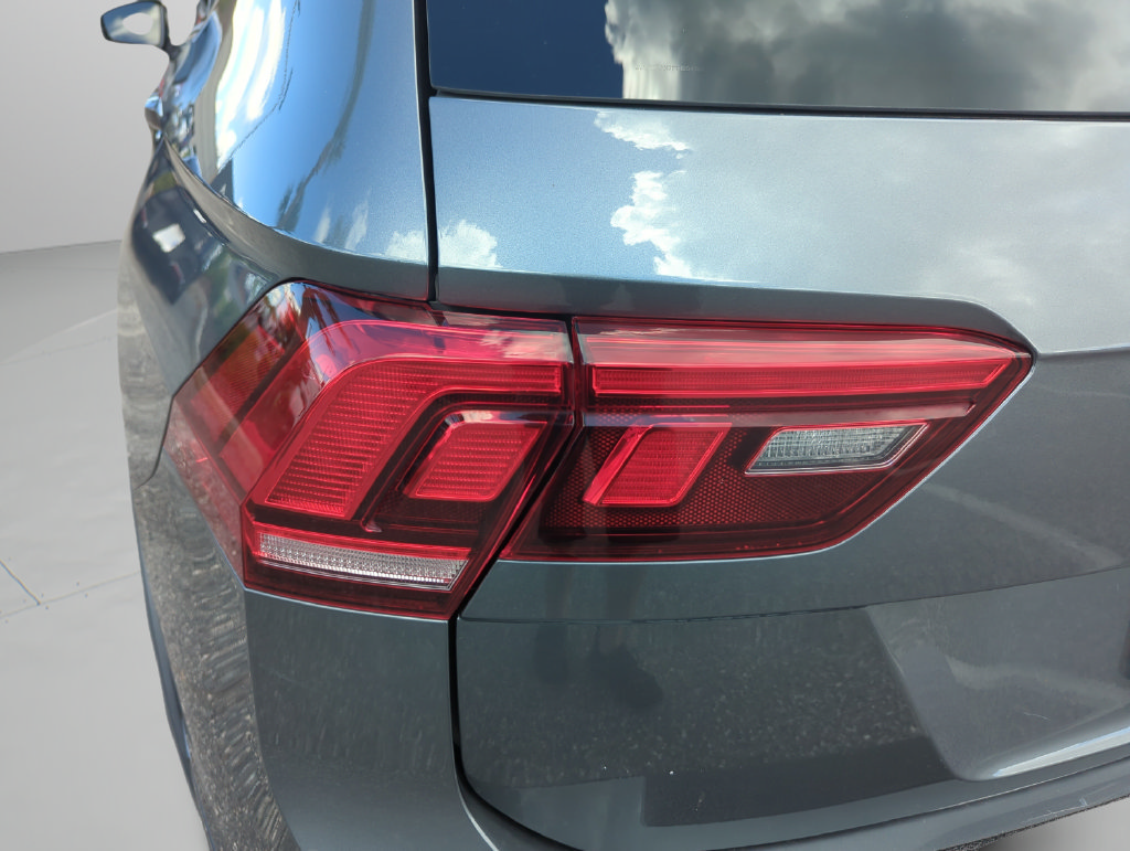 Used 2023 Volkswagen Tiguan SE R-Line FWD image 18