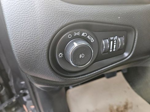 Used 2023 Jeep Renegade Limited image 18