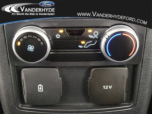 Used 2022 Ford Explorer XLT image 16