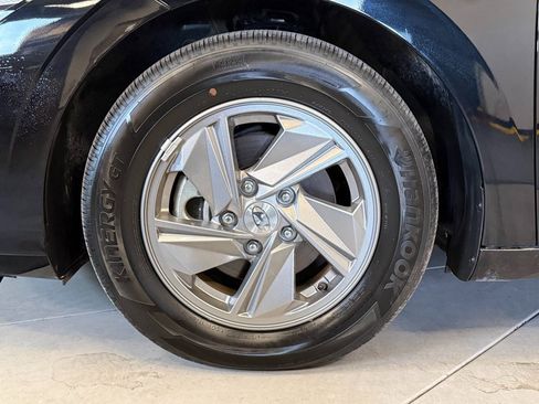 Used 2025 Hyundai Elantra SE image 24