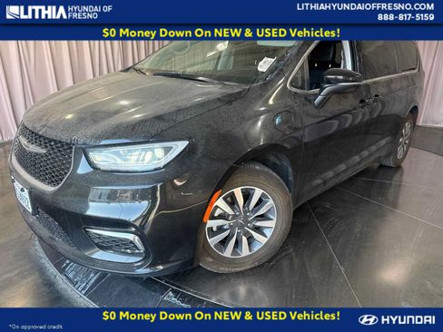 Used 2023 Chrysler Pacifica Touring-L FWD image 1