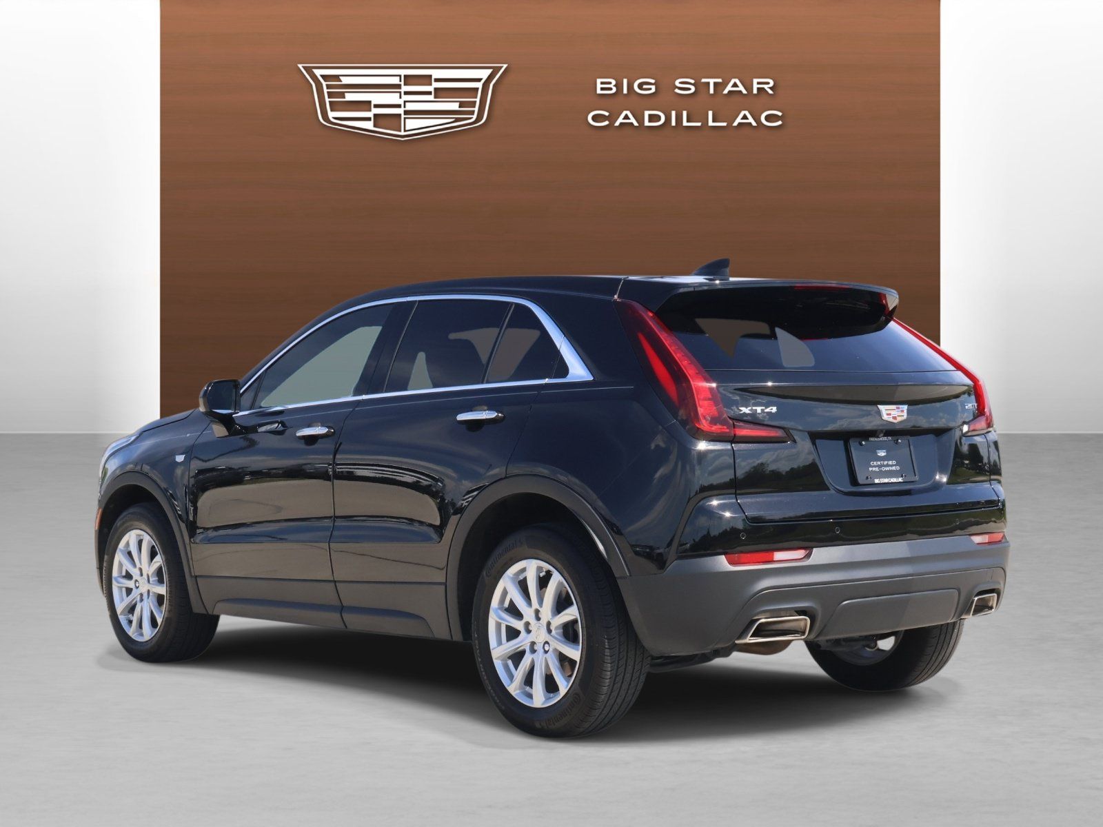 Used 2023 Cadillac XT4 Luxury w/ Cold Weather Package FWD image 3