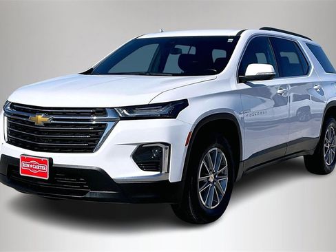 Used 2023 Chevrolet Traverse LT image 2