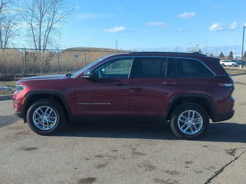 Used 2024 Jeep Grand Cherokee Laredo X image 6