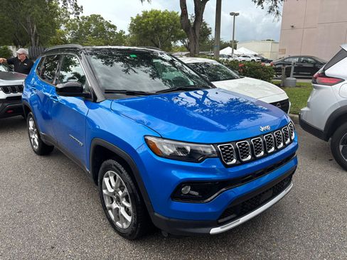 Used 2025 Jeep Compass Limited AWD/4WD image 3