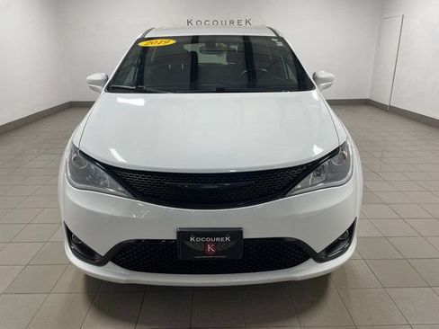 Used 2019 Chrysler Pacifica Touring Plus w/ S Appearance Package FWD image 2