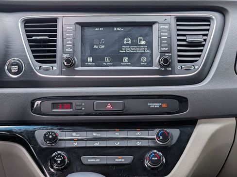 Used 2017 Kia Sedona LX w/ LX Essentials Premium Package FWD image 17