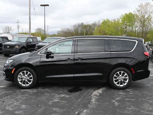 Used 2024 Chrysler Pacifica Touring-L AWD/4WD image 4