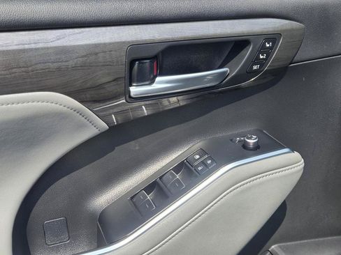 Used 2023 Toyota Highlander Limited FWD image 14