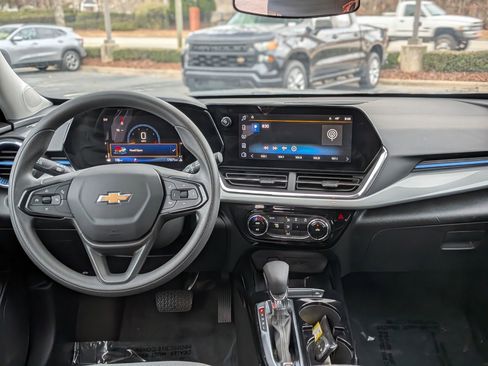 Used 2025 Chevrolet Trax LT image 19