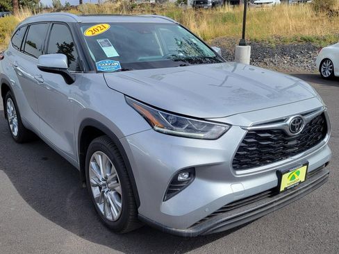 Used 2021 Toyota Highlander Limited image 2