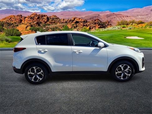 Used 2022 Kia Sportage LX image 3
