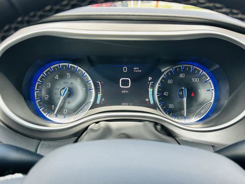 Used 2025 Chrysler Pacifica Select FWD image 19