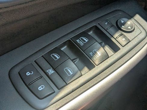 Used 2019 Jeep Cherokee Limited FWD image 25