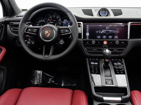 Certified 2025 Porsche Macan image 17