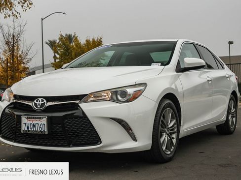 Used 2017 Toyota Camry SE image 3