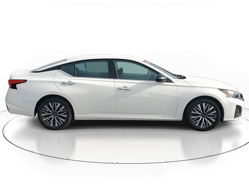 Used 2025 Nissan Altima 2.5 SV image 3