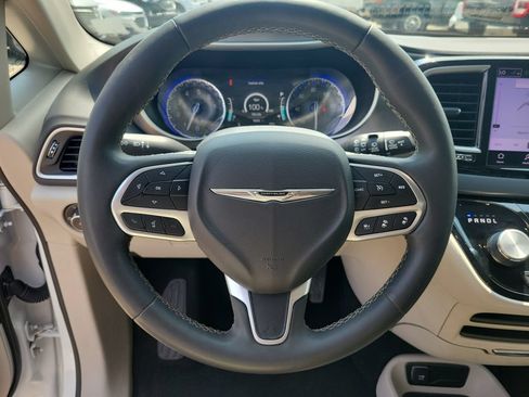 Used 2023 Chrysler Pacifica Touring-L FWD image 22