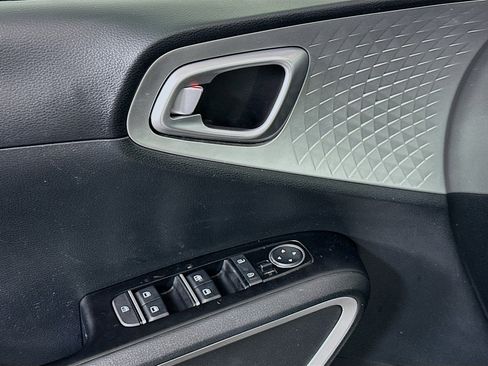 Used 2025 Kia Soul LX w/ LX Technology Package FWD image 15
