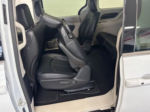 Certified 2024 Chrysler Pacifica Select image 38