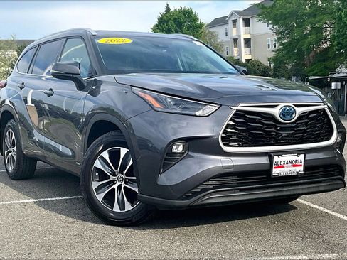 Used 2022 Toyota Highlander XLE image 2