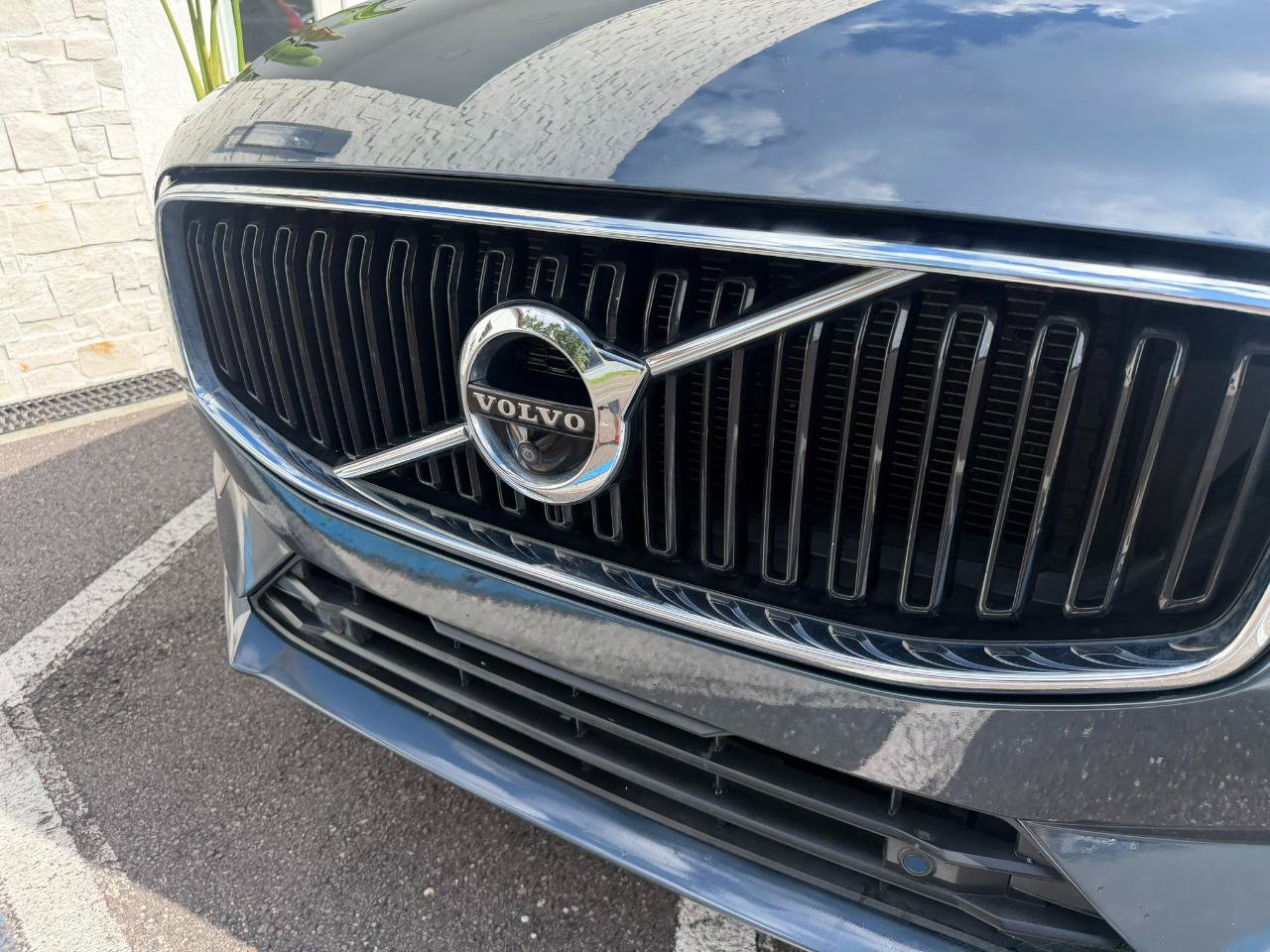 Used 2018 Volvo XC60 T6 Momentum w/ Convenience Package AWD/4WD image 4