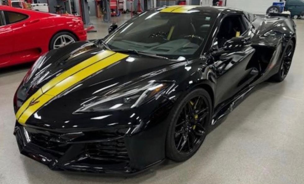 Used 2023 Chevrolet Corvette Z06 w/ Stealth Interior Trim Package RWD image 1