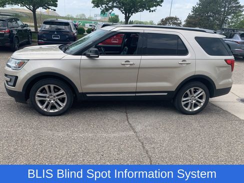 Used 2017 Ford Explorer XLT w/ Equipment Group 202A AWD/4WD image 7