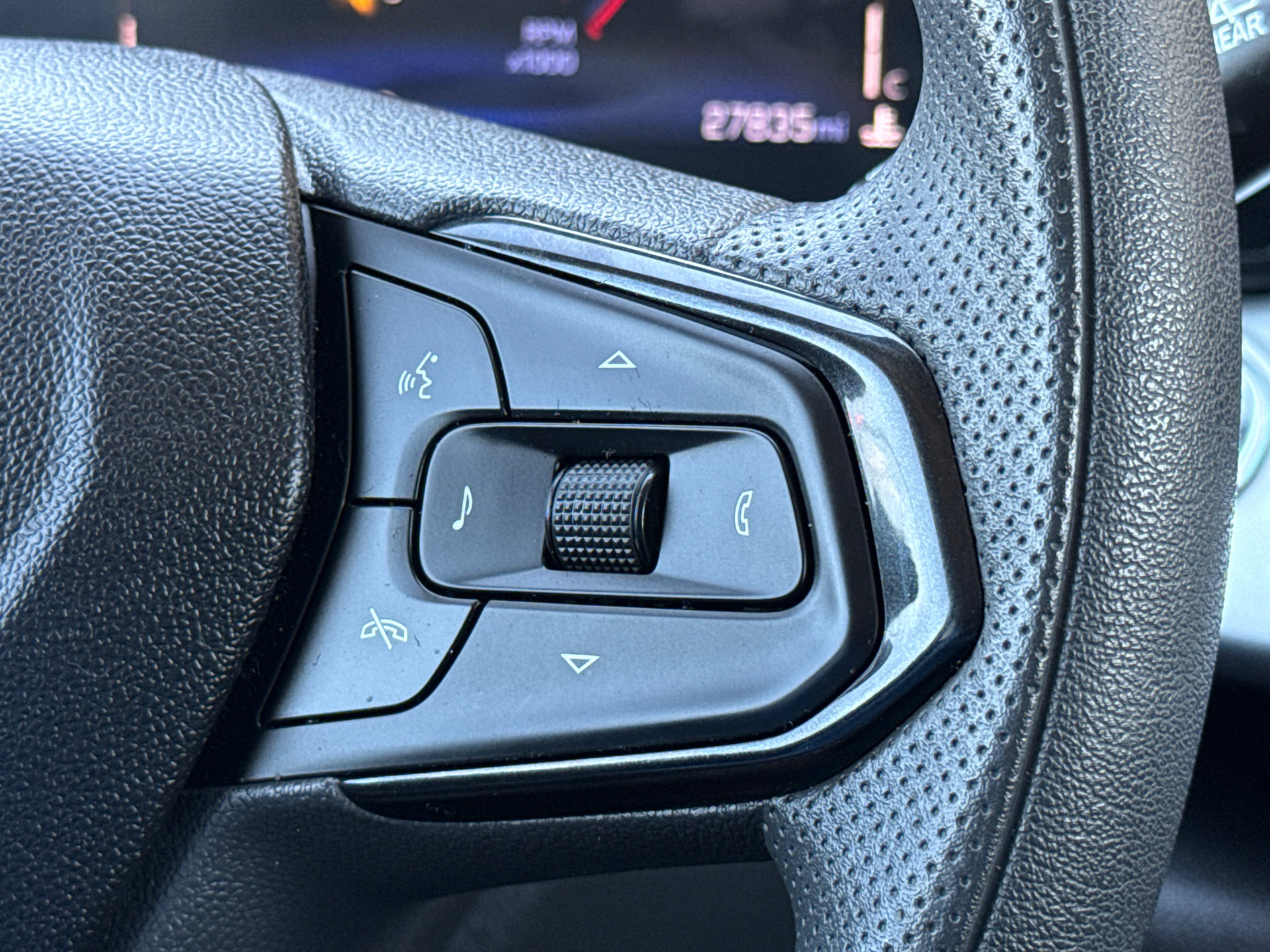 Used 2025 Chevrolet Trax LT FWD image 28