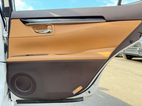 Used 2018 Lexus ES 350 w/ Luxury Package w/Wood Trim image 22