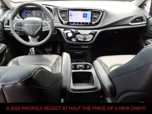 Used 2025 Chrysler Pacifica Select FWD image 11