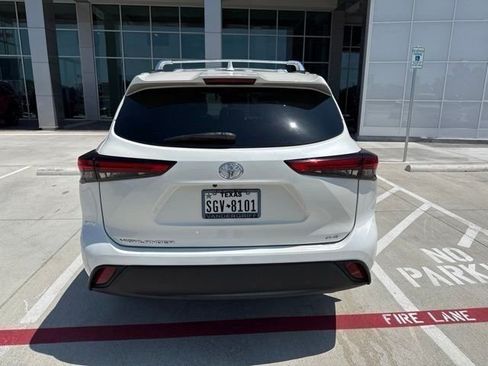 Used 2021 Toyota Highlander XLE FWD image 7