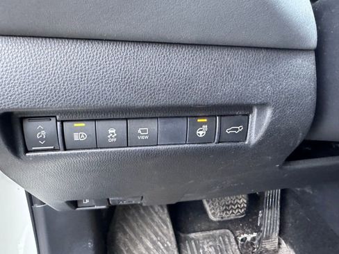 Used 2021 Toyota Venza image 11