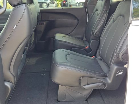 New 2026 Chrysler Pacifica Select FWD image 18