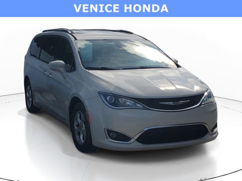 Used 2017 Chrysler Pacifica Touring-L Plus FWD image 1
