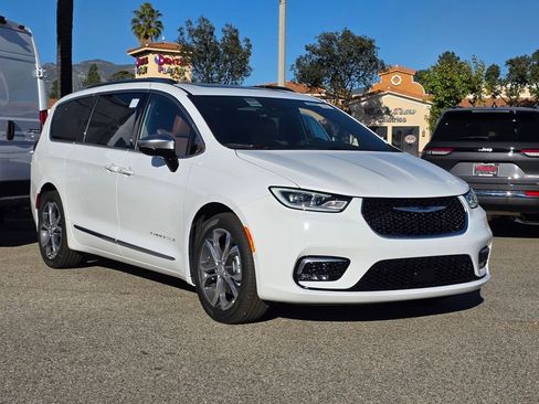 New 2026 Chrysler Pacifica Pinnacle image 1