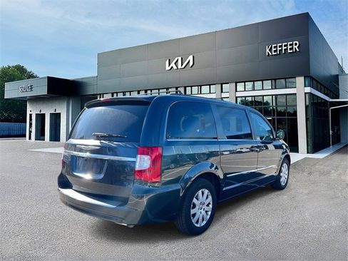 Used 2014 Chrysler Town & Country Touring image 8