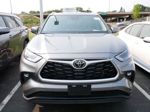 Used 2026 Toyota Highlander XLE AWD/4WD image 2