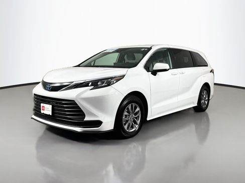 Certified 2025 Toyota Sienna LE FWD image 3
