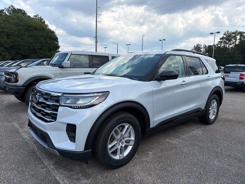 New 2026 Ford Explorer Active RWD image 2