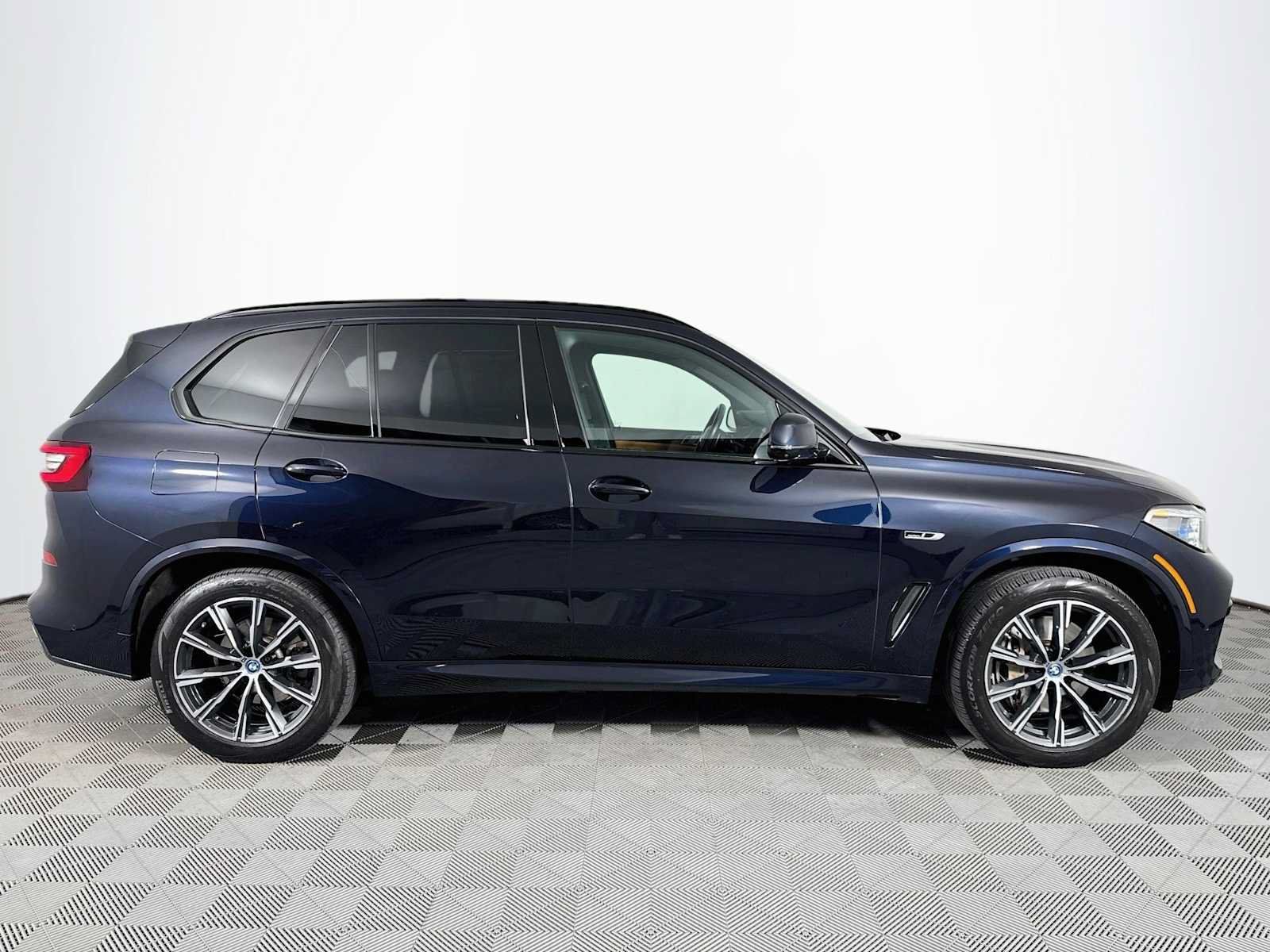 Used 2023 BMW X5 xDrive45e w/ Executive Package AWD/4WD image 4