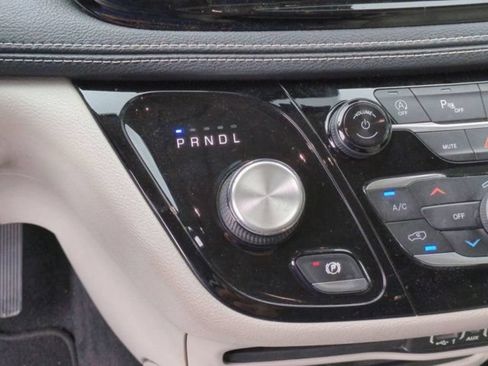 Used 2021 Chrysler Pacifica Touring-L FWD image 18