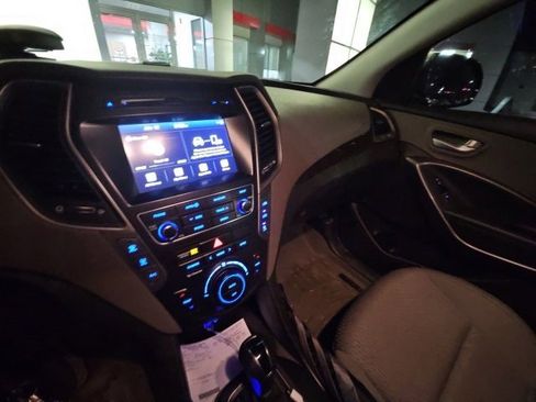 Used 2017 Hyundai Santa Fe SE image 4