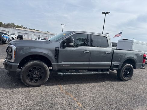 Used 2025 Ford F250 Lariat w/ Black Appearance Package image 4
