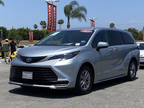 Used 2025 Toyota Sienna LE FWD image 37