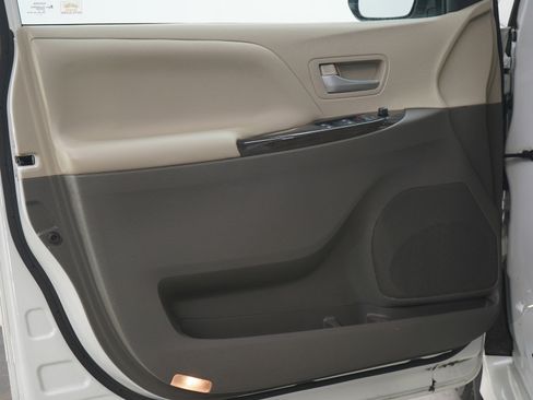 Used 2020 Toyota Sienna XLE image 20