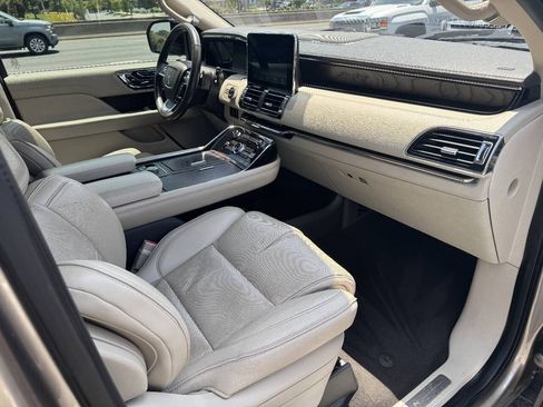 Used 2018 Lincoln Navigator Select w/ Technology Package RWD image 21