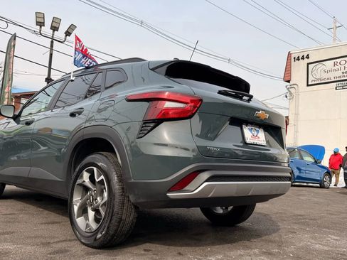 Used 2025 Chevrolet Trax LT image 8